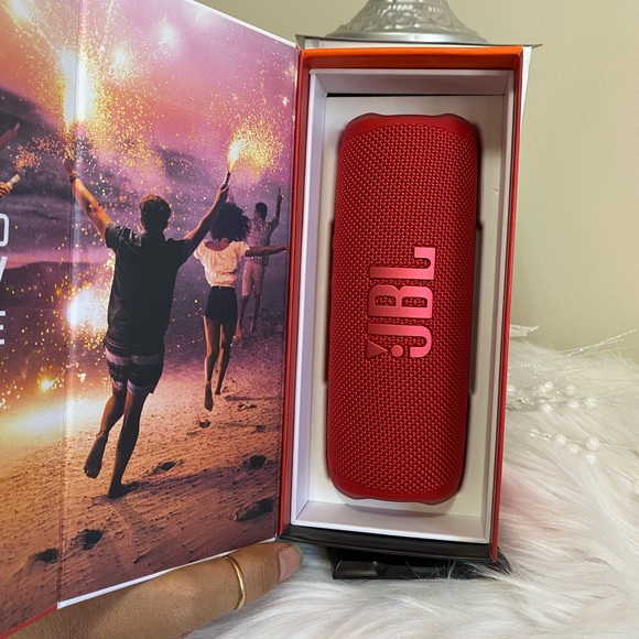 JBL FLIP6 Portable Waterproof Speaker - Red - Picture 5 of 15